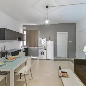 New 1 Bedroom In Centre With Terrace And Views Appartamento